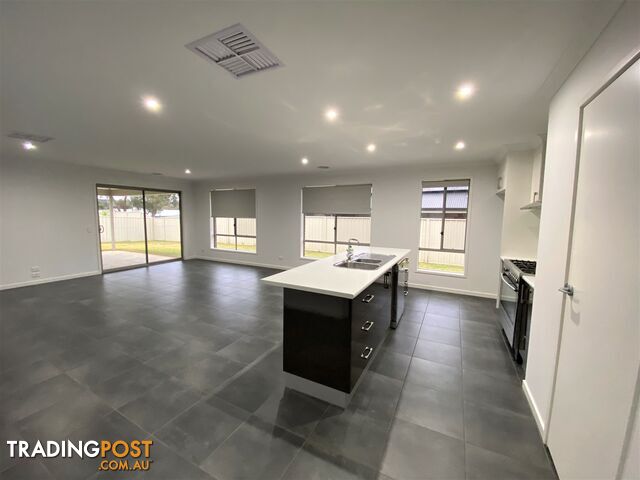 7 Baxter Court LAVINGTON NSW 2641 - photo 4 of 28