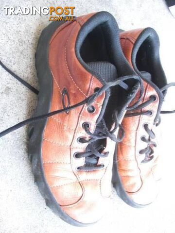 OAKLEY LEATHER SHOES SIZE 10 US 28CM