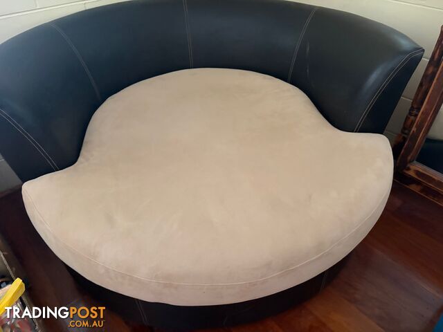 Club Lounge Swivel Chair- Excellent Condition