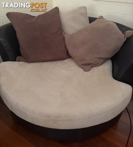 Club Lounge Swivel Chair- Excellent Condition