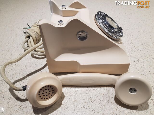 Ivory Bakelite  telephone; S1/400 series circa 1950-60s