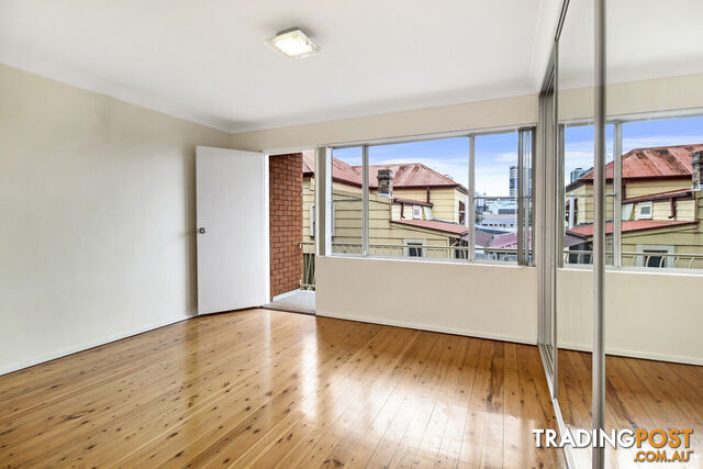 2 33 Auburn Street Wollongong NSW 2500 - photo 3 of 8