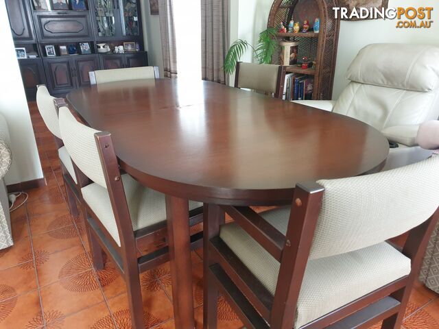 Extendable Dinning Table and Chairs