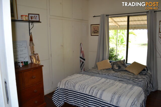 30 Hall Rd Gracemere QLD 4702