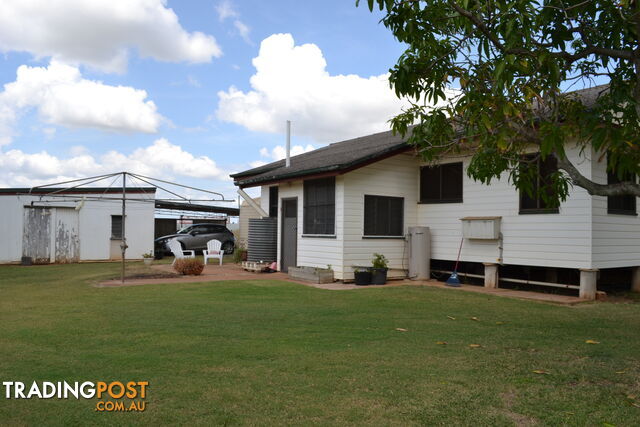 30 Hall Rd Gracemere QLD 4702