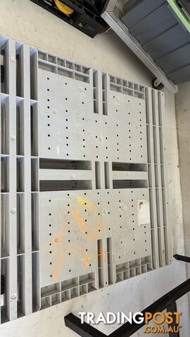PLASTIC PALLETTS