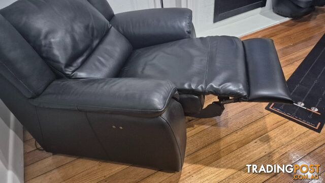 Electric Leather Lounge Chair in excellent condition