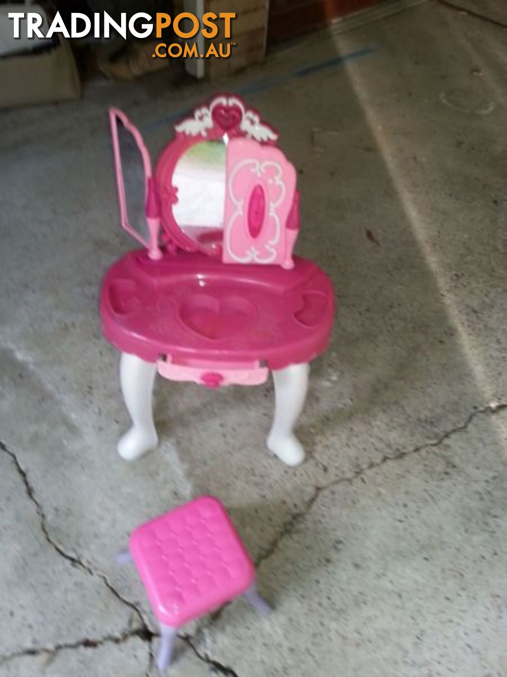 girl makeup table with chair