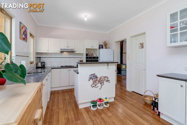 71 Thornhill Lane Elphinstone VIC 3448 - photo 4 of 19