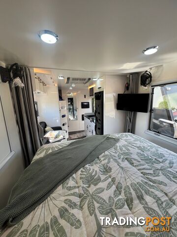 suv island 19.6 family caravan - photo 4 of 14