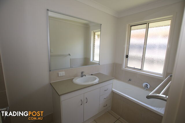 4 Lorikeet Way CRESTMEAD QLD 4132