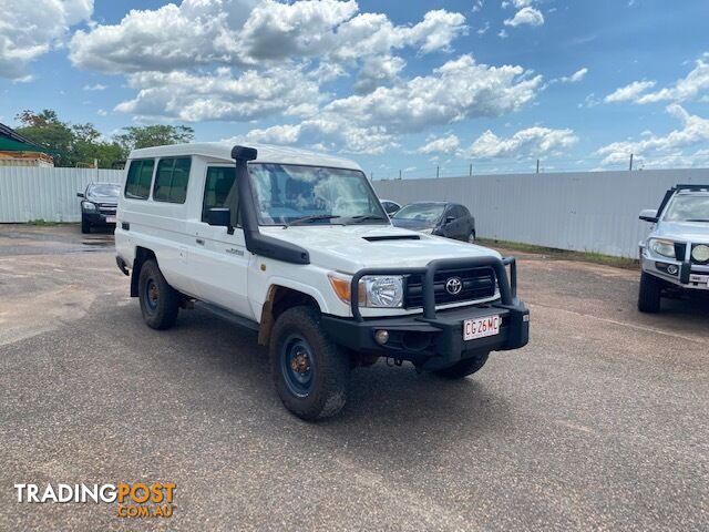 2011 Toyota Landcruiser Troopcarrier 11 Seater Wagon Manual Turbo Diesel - photo 3 of 9