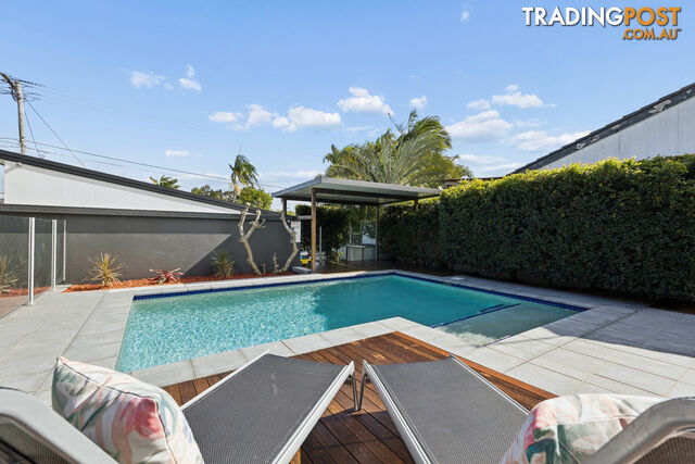 27 Lergessner Street BIGGERA WATERS QLD 4216 - photo 3 of 25