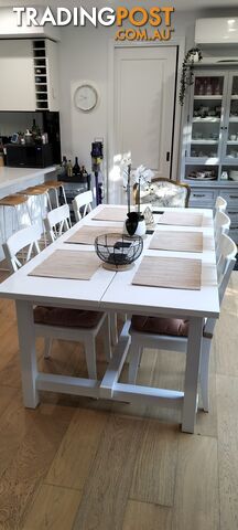 Dinner table as new, with 6 chairs in impeccable condition. Extendable table up to 2.90mts.