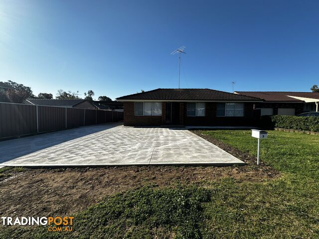 3 PAISLEY CLOSE ST ANDREWS NSW 2566