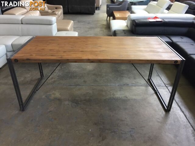 CITY2 DINING TABLE