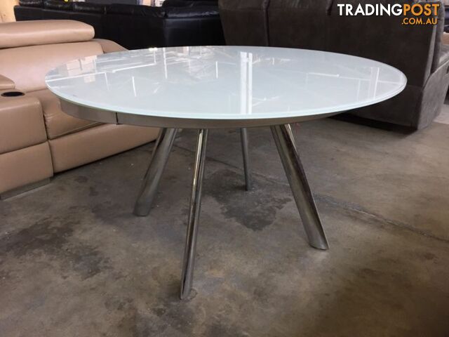 EXTENDABLE ROUND DINING TABLE