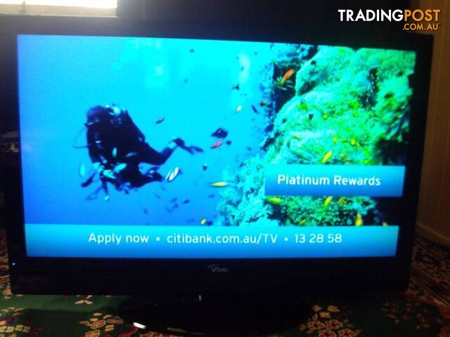 Massive 47Ó VIVO FHD flat screen LCD Digital TV, base & remote - photo 3 of 10