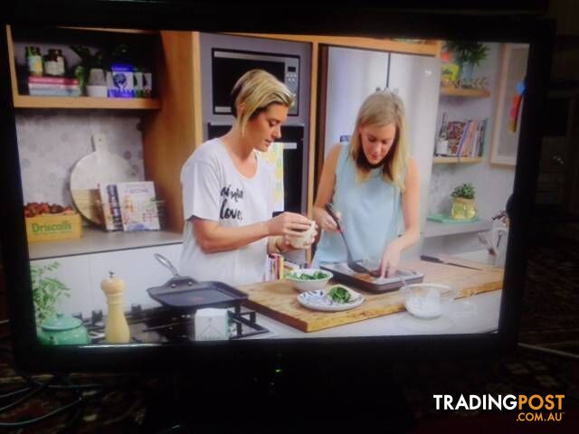 24 inch Kogan LED Slim & light TV, DVD Player Base & Remote - photo 3 of 8
