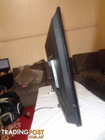 Massive 50Ó inch FHD Super Slim & Light LCD TV, base & remote - photo 4 of 7