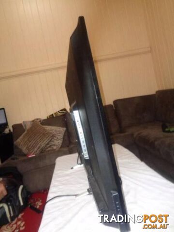 Massive 50Ó inch FHD Super Slim & Light LCD TV, base & remote - photo 5 of 7