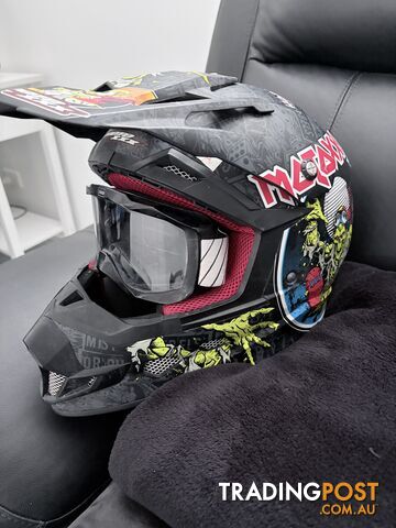 Moto xxx motocross helmet L size and goggles in great condition