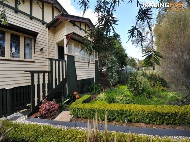 63 Alford Street MOUNT LOFTY QLD 4350