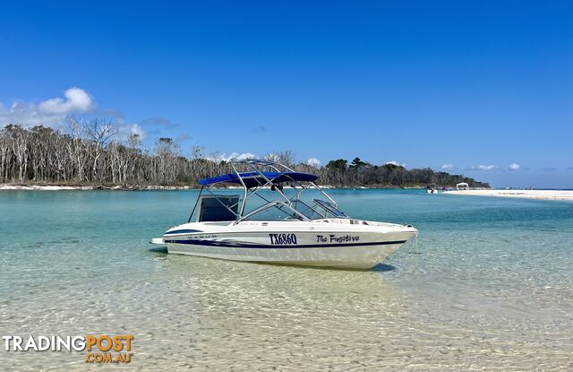 Bowrider with wake tower