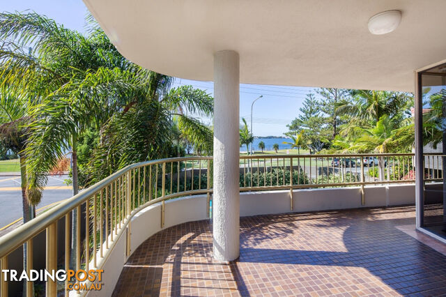 2/240 Marine Parade LABRADOR QLD 4215