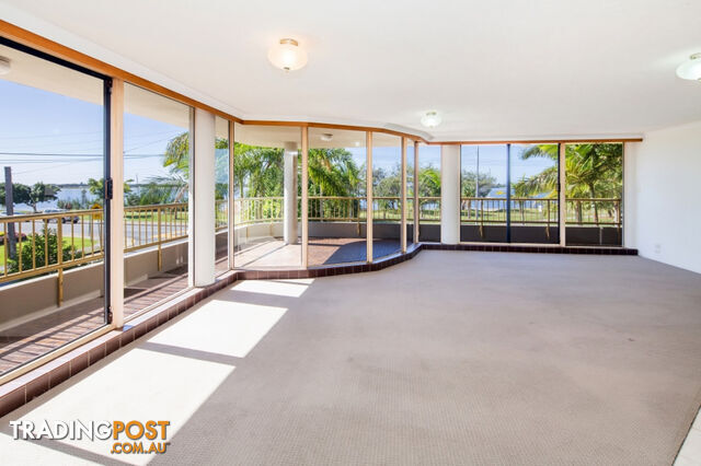 2/240 Marine Parade LABRADOR QLD 4215