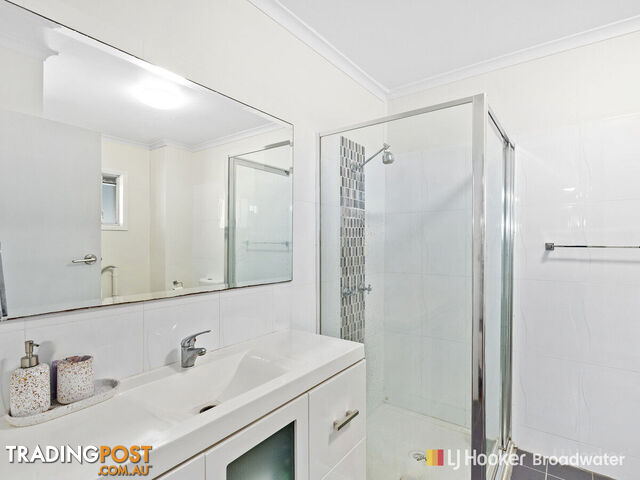 6/4 Sunshine Court LABRADOR QLD 4215