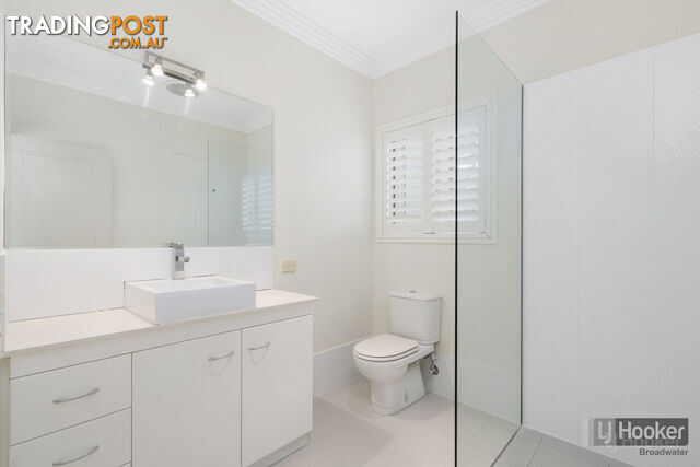 1/56 Bayview Street RUNAWAY BAY QLD 4216