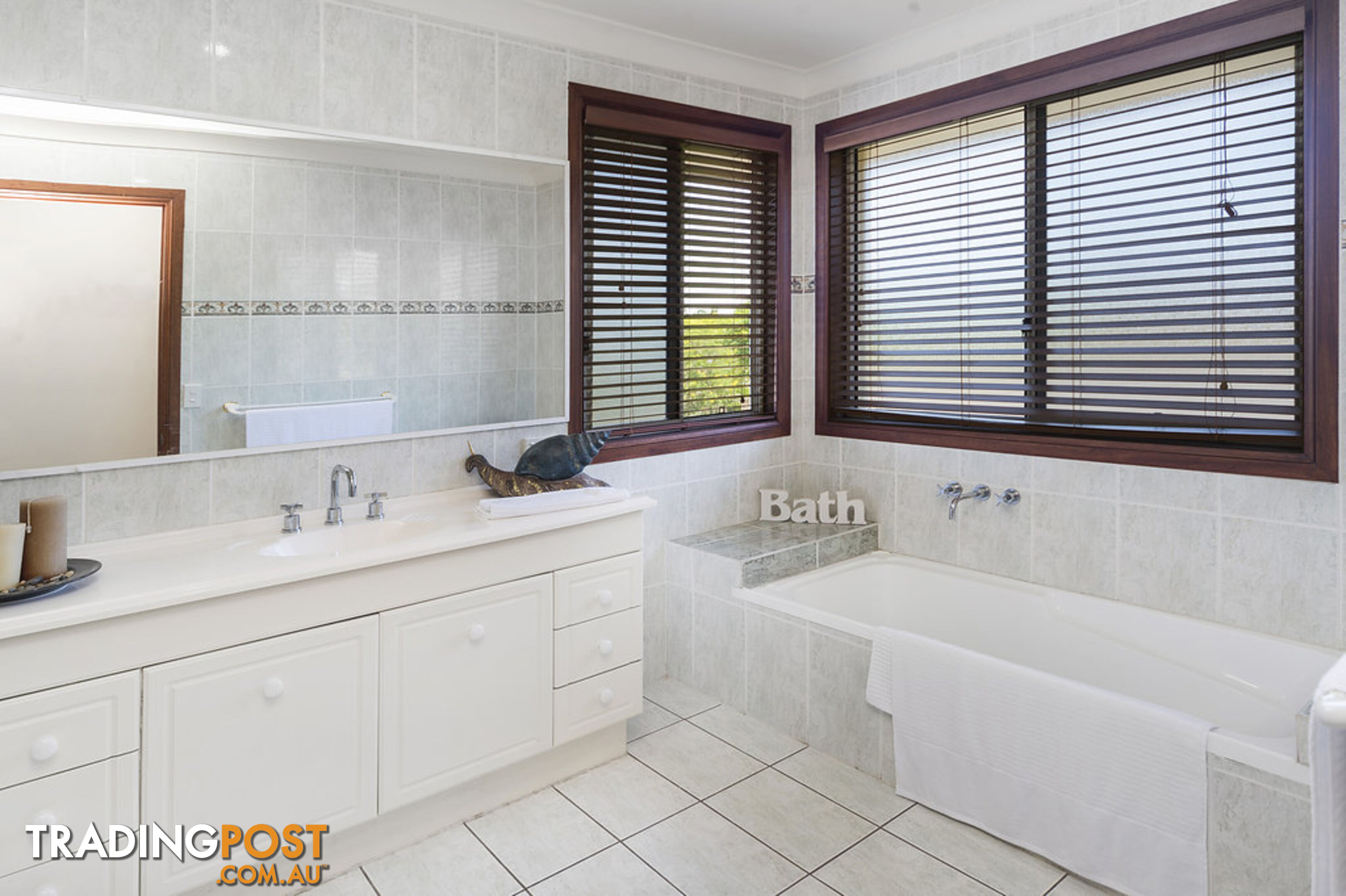 8 Kim Court HELENSVALE QLD 4212