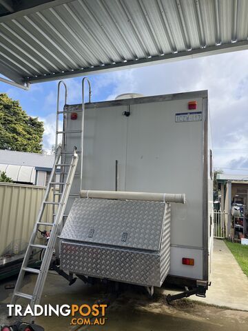 Isuzu 1998 with a Winnebago house - photo 4 of 15