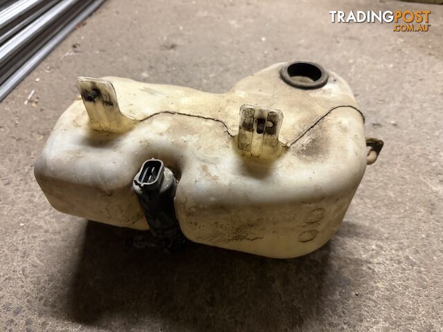 Landrover discovery 2 washer bottle