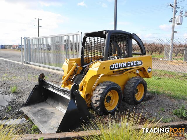 01' JOHN DEERE 240 SKID STEER - photo 2 of 22