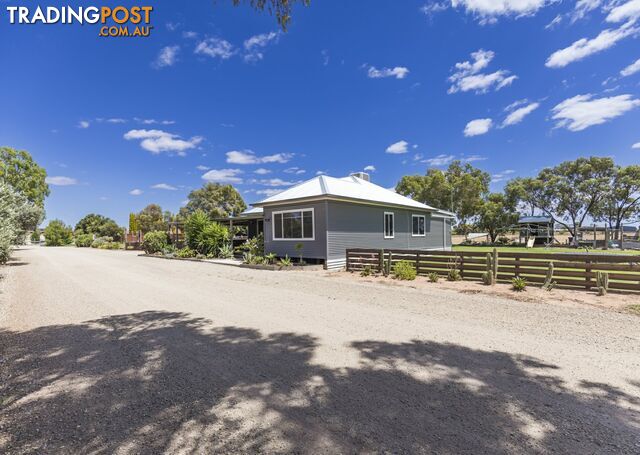 86 Lake Road WOORINEN SOUTH VIC 3588