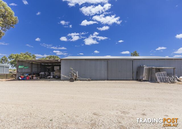 86 Lake Road WOORINEN SOUTH VIC 3588