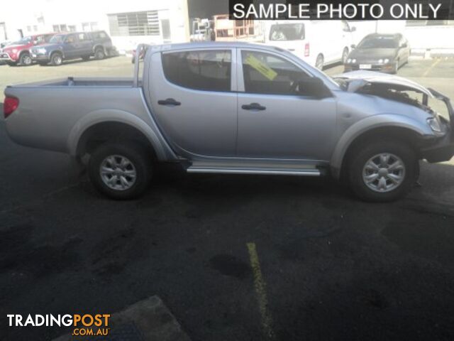 MITSUBISHI TRITON MN RIGHT REAR DOOR