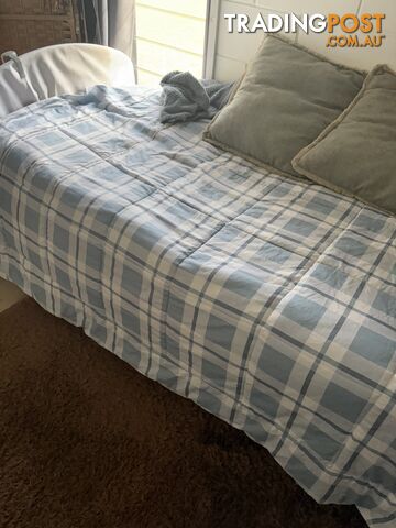 Adjustable bed and airmattress