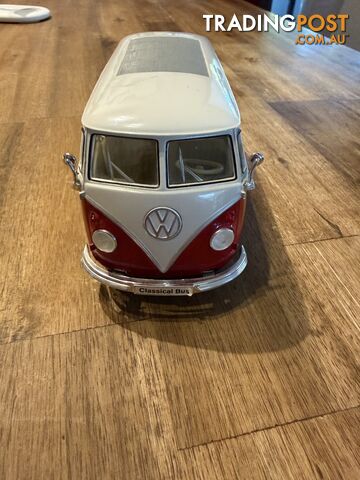 Volkswagen Kombi Classical Bus Model – Red & White – Approx. 16cm
