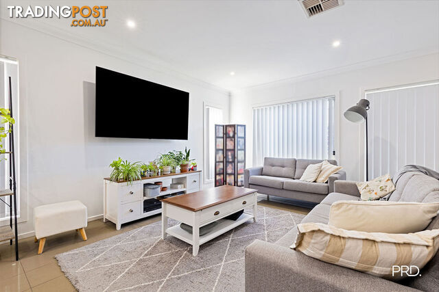 9 Protea Way JORDAN SPRINGS NSW 2747 - photo 2 of 11