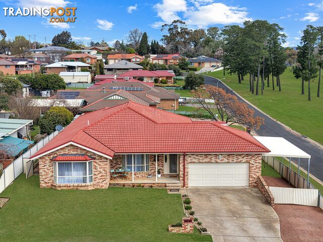 19 Pineview Circuit YOUNG NSW 2594