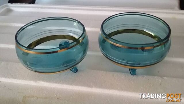 2 blue footed bowls