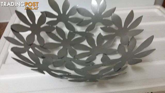metal daisy type pattern bowl