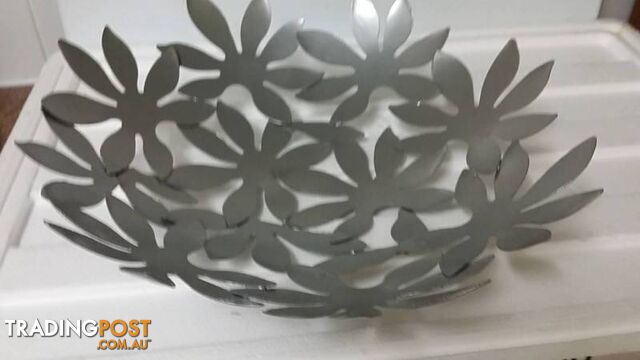 metal daisy type pattern bowl