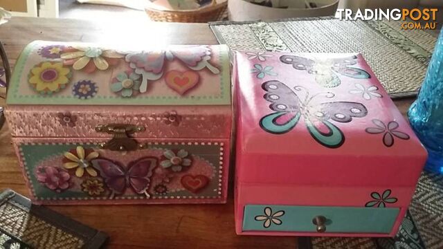 3 young girls jewelry boxes