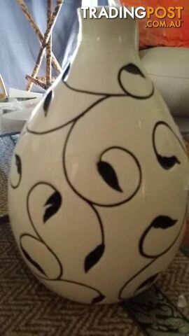accent black and white vase