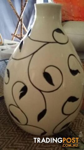 accent black and white vase