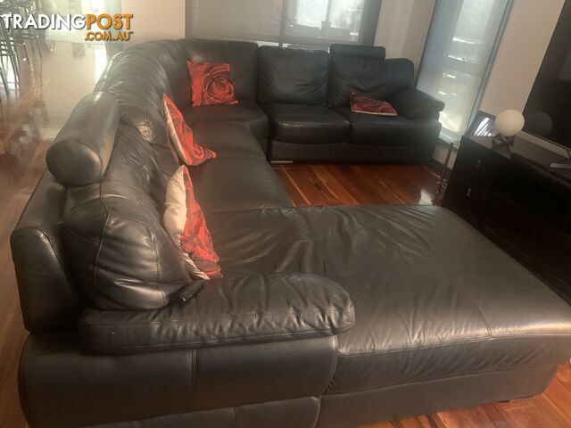 FREE BLACK LEATHER COUCH 5 SEATER PLUS CHAISE